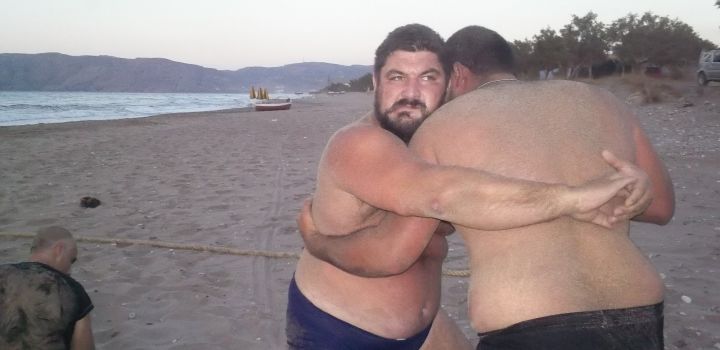 Διακοπές με τους χρυσαυγίτες (φωτορεπορτάζ) Διακοπές με τους χρυσαυγίτες (φωτορεπορτάζ)